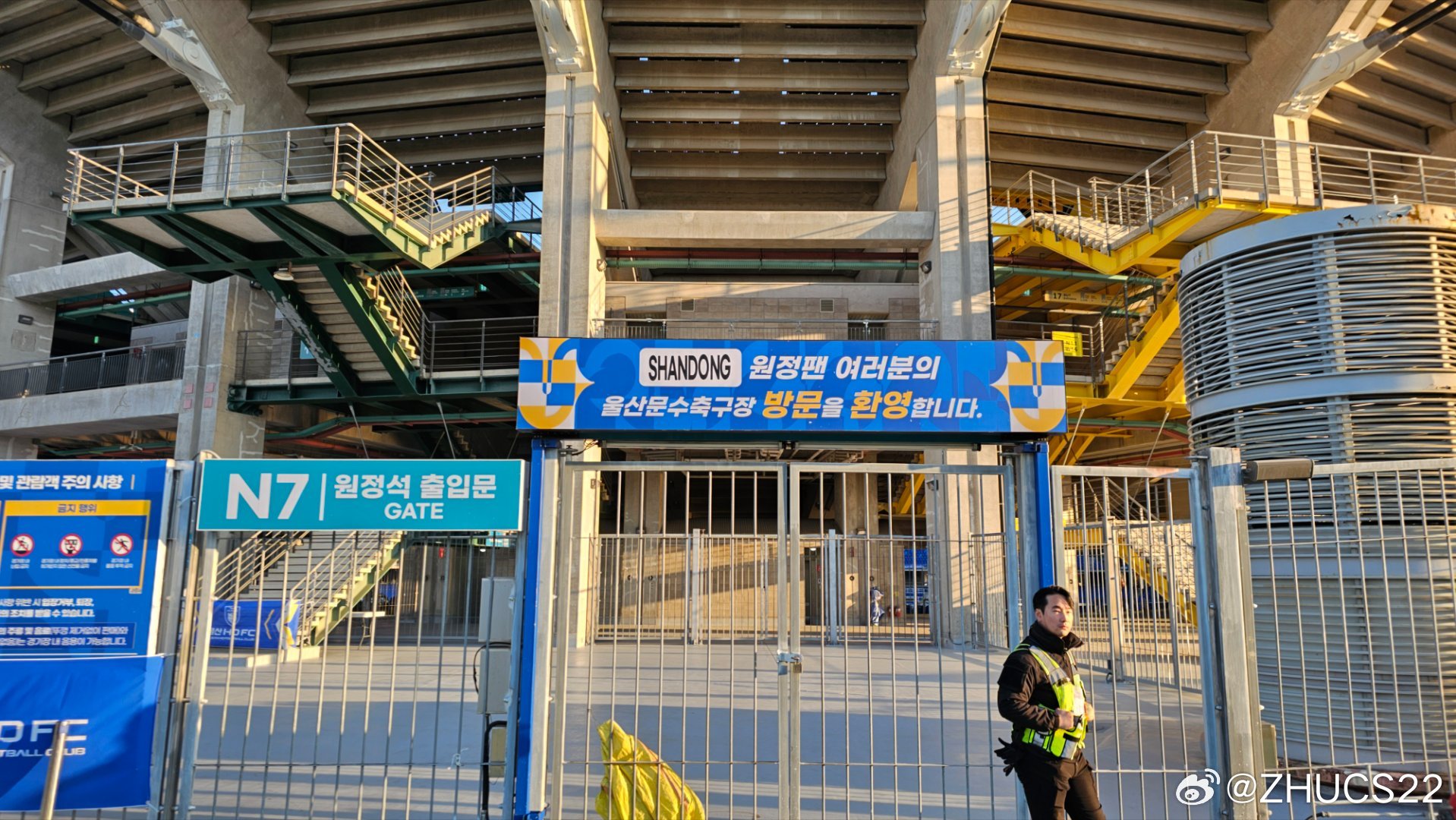 博主：蔚山現(xiàn)場工作人員、轉(zhuǎn)播車、安保在準(zhǔn)備撤場，場外一片安靜