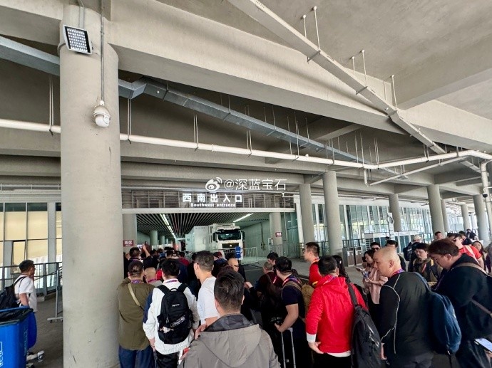 盛況空前！記者曬照：距離中澳之戰(zhàn)還有三小時(shí)，現(xiàn)場記者已超百名