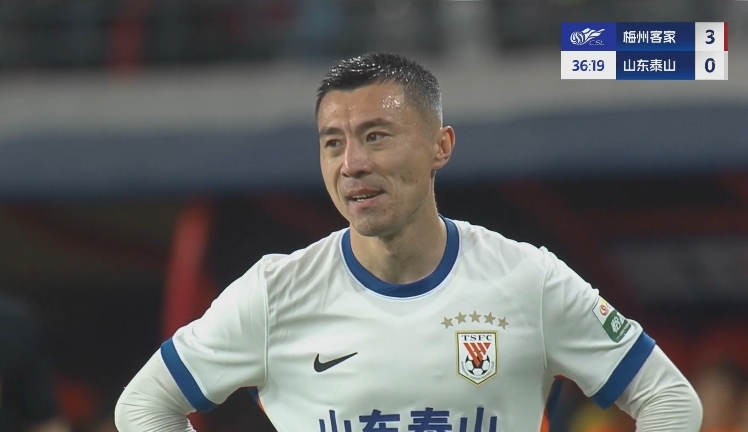 34分鐘0-3落后！36歲鄭錚苦笑36歲大雷沮喪 替補席黃政宇神態(tài)輕松