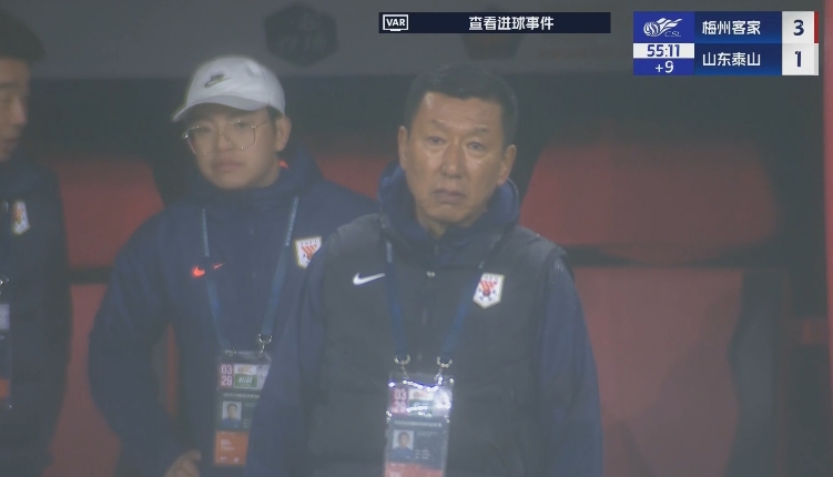 半場1-3落后遞補隊！場邊的崔康熙表情焦急