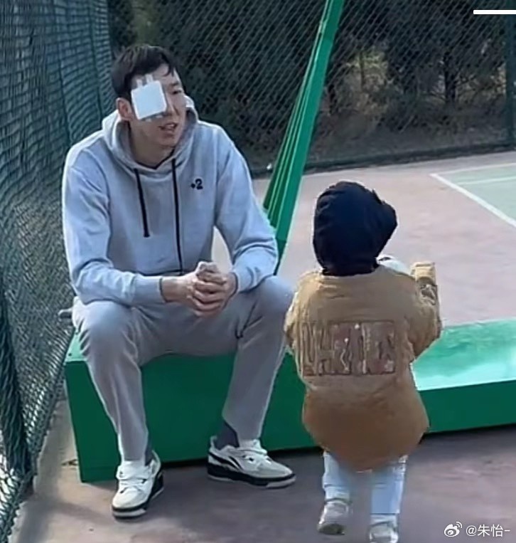 顧家好男人！記者曬出周琦手術(shù)后回歸家庭帶娃照片