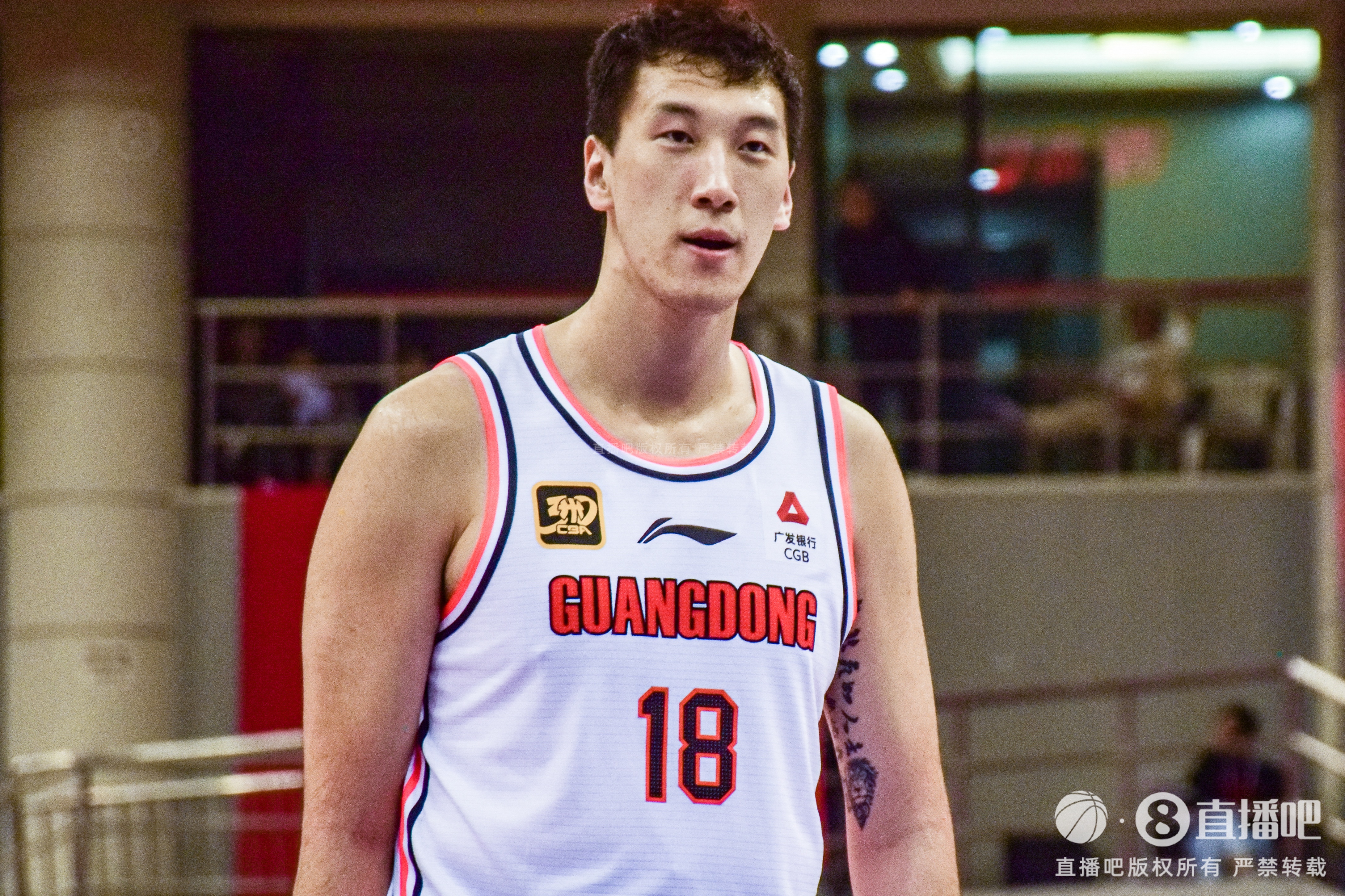 拼盡全力！杜潤旺三分8中6拿到18分2斷&6犯離場 正負值+19最高