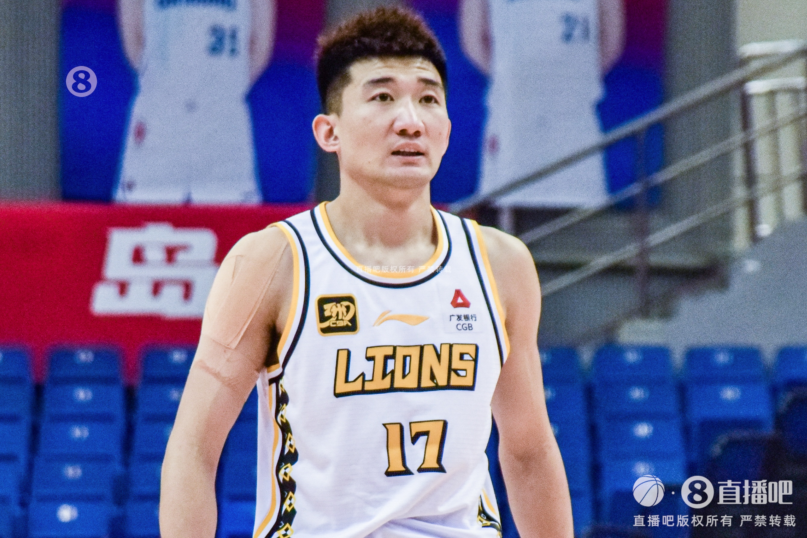 效率太低！孫銘徽15中4拿到15分4板12助2斷1帽 5次犯規(guī)