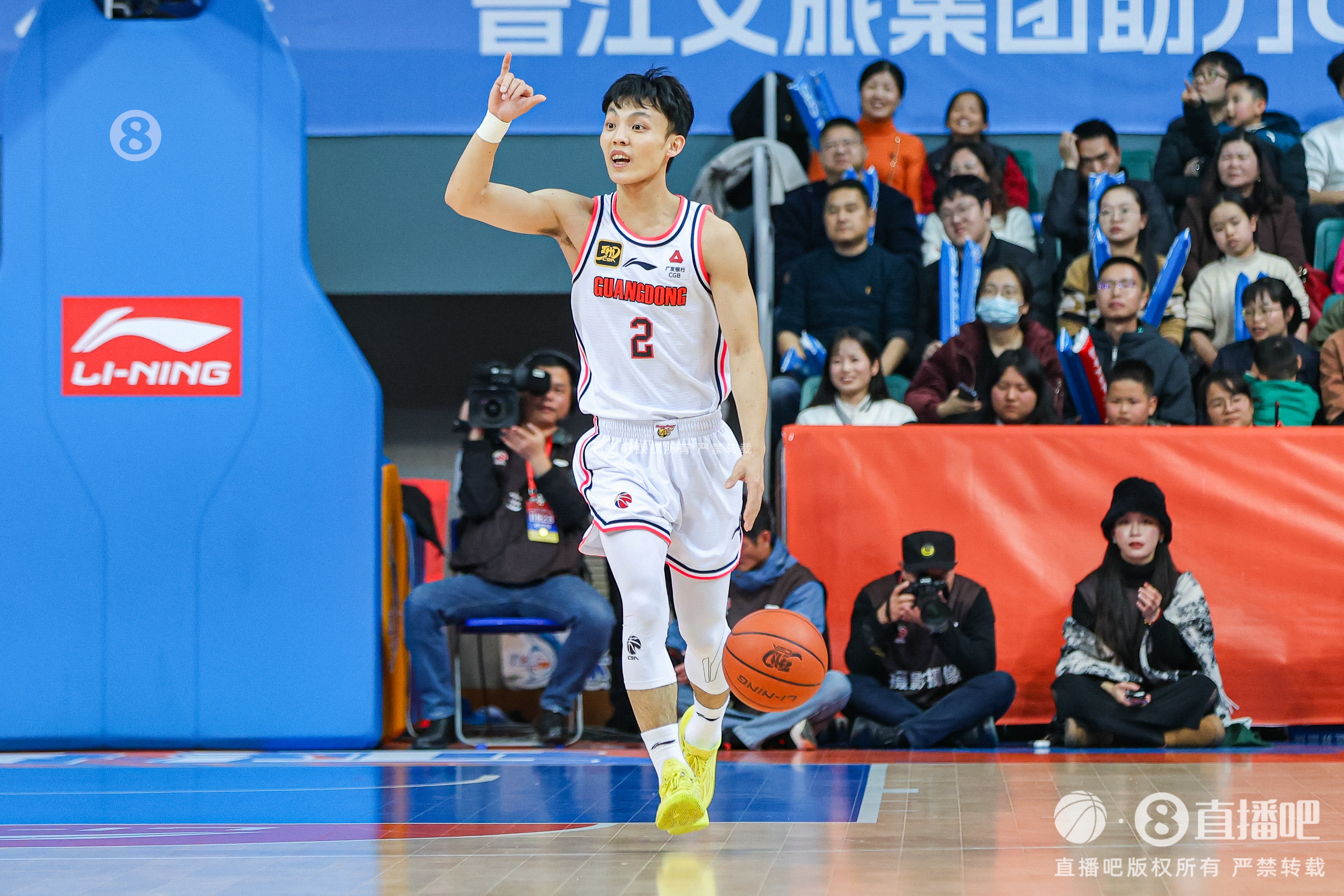 大師！徐杰半場9中8砍下21分4助 單節(jié)5記三分驚艷全場