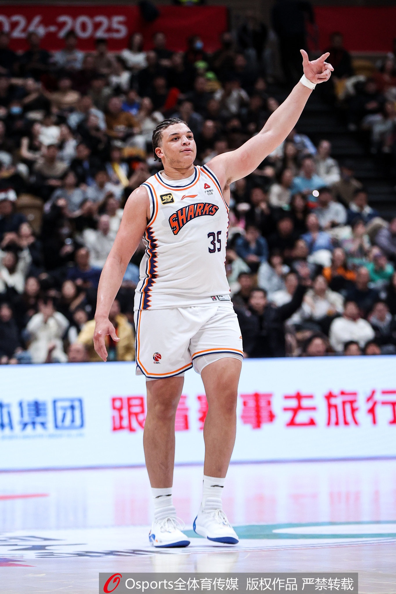 小坦克！洛夫頓上半場9中6砍18分12板3助 4次犯規(guī)是隱患