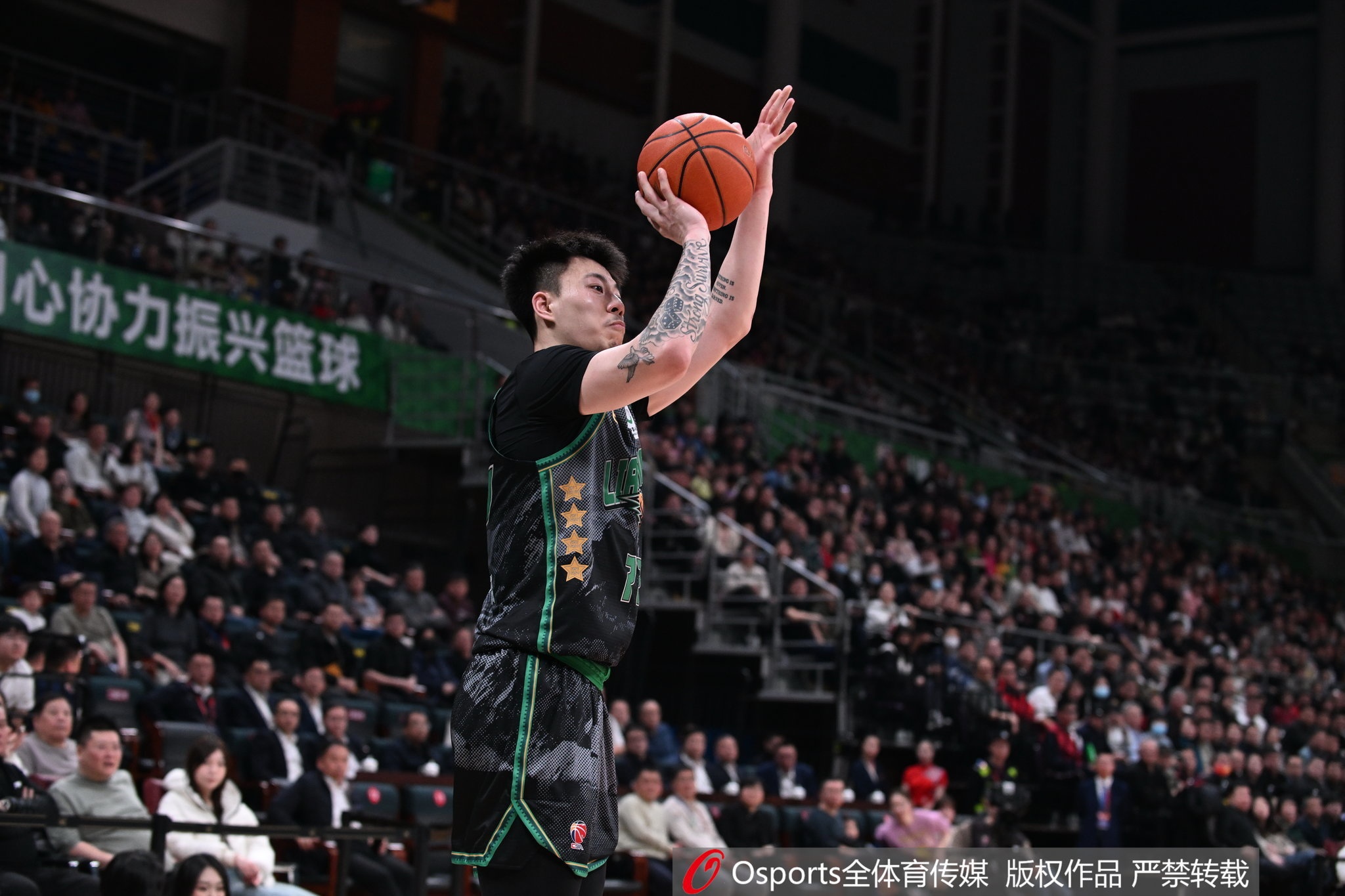 雙星閃耀！張鎮(zhèn)麟&韓德君半場合計12中8 合砍21分9籃板2助攻2搶斷